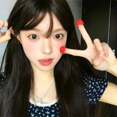 玻璃橱窗中的姑娘